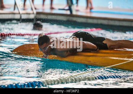 BASE AERIENNE 188, Dschibuti (22. September 2015) U.S. Marine Lance Cpl. Brandon Satariano schwimmt in einem Kajak im Rahmen eines Hindernisses während der Schwimmen als Bestandteil einer Indoktrination vor der Teilnahme an einem Überlebenskurs der Wüste. Satariano ist ein leicht gepanzertes Fahrzeug Besatzungsmitglied mit Delta Company, Light Armored Reconnaissance Detachment, 15. Marine Expeditionary Unit. Elemente des 15. MEU sind mit der 5. RIAOM in Dschibuti Ausbildung, um die Interoperabilität zwischen den MEU und der französischen Armee zu verbessern. (U.S. Marine Corps Foto von Sgt. Steve H. Lopez/freigegeben) US-Marines, französische militärische trai Stockfoto