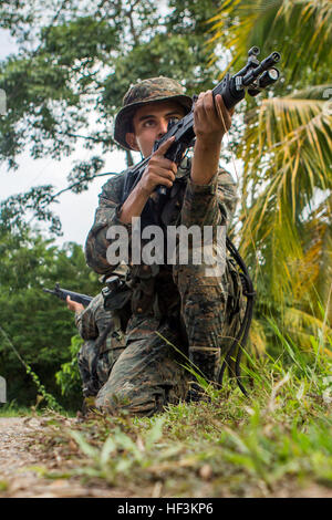 Cabo Carlos R. Diaz, Schütze, Brigada de Infanteria Marina sorgt für Sicherheit während eines patrouillierenden Trainings unter der Leitung von BIM im Rahmen eines Urban Combat Kurs von US-Marines mit Sicherheit Kooperation Team-Guatemala, speziellen Zweck Marine Air-Ground Task Force-Southern Command, in Puerto Barrios, Guatemala, 22. September 2015 unterrichtet. SPMAGTF-SC ist eine temporäre Bereitstellung von Marines und Matrosen in ganz Honduras, El Salvador, Guatemala und Belize mit Fokus auf den Aufbau und die Pflege der Partnerschaft Kapazität mit jedem Land durch gemeinsame Werte, Herausforderungen und Aufgaben. (US-Mar Stockfoto