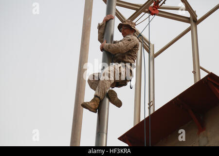 U.S. Marine CPL. Michael Odintz gleitet nach unten ein Hindernis während eines Teils einer Wüste Survival-Training mit dem Französisch 5. Übersee kombiniert Arme Regiment (RIAOM). Odintz ist ein Scout mit Delta Company, 1. Licht Armored Reconnaissance Detachment, Battalion Landing Team 3. Bataillon, 1. Marineregiment, 15. Marine Expeditionary Unit. Elemente des 15. MEU sind mit der 5. RIAOM in Dschibuti Ausbildung, um die Interoperabilität zwischen den MEU und der französischen Armee zu verbessern. (U.S. Marine Corps Foto von Sgt. Steve H. Lopez/freigegeben) Neue Höhen, US-Marines französischen Militärs trainieren gemeinsam in Stockfoto