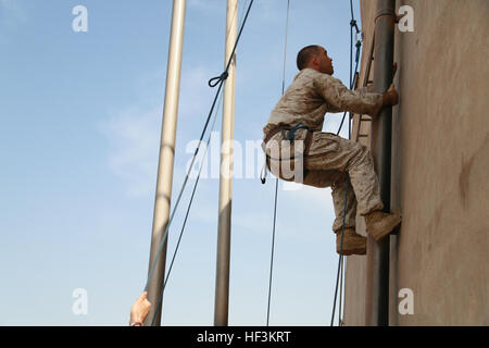 Strand von ARTA, Dschibuti (25. September 2015) US Marine Staff Sgt Nicholas Bardsley Praktiken Klettertechniken im Laufe einer Wüste überleben neben den Franzosen 5. Übersee kombiniert Arme Regiment (RIAOM). Bardsley ist ein Punkt-Mann mit der 15. Marine Expeditionary Unit Force Reconnaissance Detachment. Elemente des 15. MEU sind mit der 5. RIAOM in Dschibuti Ausbildung, um die Interoperabilität zwischen den MEU und der französischen Armee zu verbessern. (U.S. Marine Corps Foto von Sgt. Steve H. Lopez/freigegeben) Überwindung von Hindernissen, US-Marines trainieren französische Armee zusammen in Dschibuti 150925-M-T Stockfoto