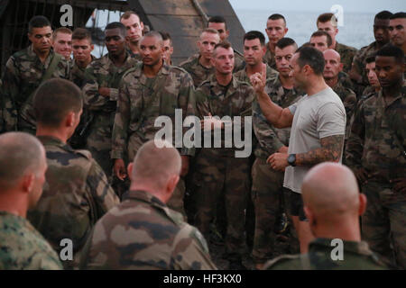 Strand von ARTA, Dschibuti (28. September 2015) ein Lehrer mit der französischen 5. Übersee kombiniert Arme Regiment (RIAOM) lehrt Techniken, Wasserhindernis, US-Marines mit dem 15. Marine Expeditionary Unit während einer Wüste überleben zu verhandeln. Elemente des 15. MEU sind mit der 5. RIAOM in Dschibuti Ausbildung, um die Interoperabilität zwischen den MEU und der französischen Armee zu verbessern. (U.S. Marine Corps Foto von Sgt. Steve H. Lopez/freigegeben) US-Marines, französischen Militärs trainieren gemeinsam in Dschibuti 150928-M-TJ275-001 Stockfoto