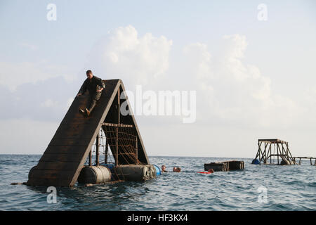 Strand von ARTA, Dschibuti (28. September 2015) US-Marines mit dem 15. Marine Expeditionary Unit navigieren durch Wasserhindernisse neben Soldaten aus dem französischen 5. Übersee kombiniert Arme Regiment (RIAOM) während einer Wüste überleben. Elemente des 15. MEU sind mit der 5. RIAOM in Dschibuti Ausbildung, um die Interoperabilität zwischen den MEU und der französischen Armee zu verbessern. (U.S. Marine Corps Foto von Sgt. Steve H. Lopez/freigegeben) US-Marines, französischen Militärs trainieren gemeinsam in Dschibuti 150928-M-TJ275-049 Stockfoto