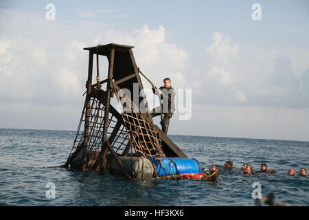 Strand von ARTA, Dschibuti (28. September 2015) US-Marines mit dem 15. Marine Expeditionary Unit navigieren durch Wasserhindernisse neben Soldaten aus dem französischen 5. Übersee kombiniert Arme Regiment (RIAOM) während einer Wüste überleben. Elemente des 15. MEU sind mit der 5. RIAOM in Dschibuti Ausbildung, um die Interoperabilität zwischen den MEU und der französischen Armee zu verbessern. (U.S. Marine Corps Foto von Sgt. Steve H. Lopez/freigegeben) US-Marines, französischen Militärs trainieren gemeinsam in Dschibuti 150928-M-TJ275-056 Stockfoto