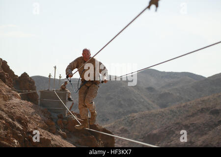 Strand von ARTA, Dschibuti (28. September 2015) US Marine Kapitän Thomas Vallely Guthaben auf ein Kabel Hindernis während einer Wüste überleben neben den Franzosen 5. Übersee kombiniert Arme Regiment (RIAOM). Vallely ist der kommandierende Offizier der Delta Company, 1. Licht Armored Reconnaissance Detachment, Battalion Landing Team 3. Bataillon, 1. Marineregiment, 15. Marine Expeditionary Unit. Elemente des 15. MEU sind mit der 5. RIAOM in Dschibuti Ausbildung, um die Interoperabilität zwischen den MEU und der französischen Armee zu verbessern. (U.S. Marine Corps Foto von Sgt. Steve H. Lopez/freigegeben) Fuß t Stockfoto