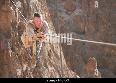 Strand von ARTA, Dschibuti (28. September 2015) US Marine 1st Sgt. Garett Kirkby balanciert auf einem Kabel Hindernis während einer Wüste überleben neben den Franzosen 5. Übersee kombiniert Arme Regiment (RIAOM). Kirkby ist die Firma 1. Sgt. von Delta Company, 1. Licht Armored Reconnaissance Detachment, Battalion Landing Team 3. Bataillon, 1. Marineregiment, 15. Marine Expeditionary Unit. Elemente des 15. MEU sind mit der 5. RIAOM in Dschibuti Ausbildung, um die Interoperabilität zwischen den MEU und der französischen Armee zu verbessern. (U.S. Marine Corps Foto von Sgt. Steve H. Lopez/freigegeben) Fuß th Stockfoto