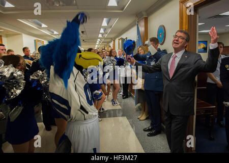 US-Verteidigungsminister Ash Carter hilft begrüßt die U.S. Air Force Academy Band, Cheerleader und "The Bird" Maskottchen, das Pentagon während einer Air Force Academy-Pep 2. Oktober 2015, am Vorabend von der Air Force Academy versus Marineakademie Fußballspiel Rally. (DoD Foto von Senior Master Sgt. Adrian Cadiz) (Freigegeben) Luftwaffe Pep Rally 151002-D-DT527-156 Stockfoto