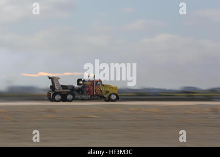 Der Shockwave Jet Truck führt während der MCAS Miramar Air Show 2015 in Kalifornien Hochgeschwindigkeitsdemonstrationen entlang der Fluglinie durch, um Veteranen und ihre Familien zu feiern. Stockfoto