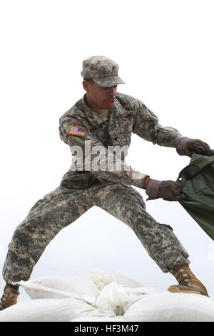 South Carolina National Gardist, Spc. Brandon Johnson, 1052th Transportation Company, deckt eine Wagenladung von Sandsäcken, die Vorbereitung, den Kopf zu einem von mehreren Standorten in South Carolina in der Justizvollzugsanstalt Wateree, 3. Oktober 2015 in Vorbereitung der Hurrikan Joaquin. Die Nationalgardisten transportiert die Sandsäcke nach die Insassen füllten sie dann die ausgefüllte Sandsäcke in eines der zahlreichen Haltepunkten im ganzen Land in tiefer gelegenen Gebieten von Chester, Columbia, Greenville, Florenz und Clinton Hochwasser zu verhindern. Soldaten von S.C. Nationalgarde auszubilden throug Stockfoto