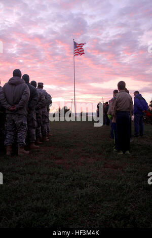 US-Armeesoldaten von der South Dakota National Guard Akku B, 1. Bataillon 147. Feldartillerie und Pfadfinder aus verschiedenen regionalen Truppen zollen die Flagge an der Pfadfinder Camporee in Yankton, S.D., 3. Oktober 2015. South Dakota Army National Guard-Triebzüge aus über South Dakota und Pfadfinder Führer von den Sioux Rat Boy Scouts of America koordiniert eine Übung, die für beide Seiten vorteilhafte für Pfadfinder und Soldaten war. (US Army National Guard Foto von Spc. Kristin Lichius/freigegeben) Soldaten helfen Pfadfinder Kraft innerhalb 151003-Z-BP728-027 finden Stockfoto