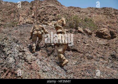 Trainingsbereich in ARTA, Dschibuti (4. Oktober 2015) US-Marines mit dem 15. Marine Expeditionary Unit Praxis patrouillierenden Techniken während einer Wüste überleben und Taktik mit dem Französisch 5. Übersee kombiniert Arme Regiment (RIAOM). Elemente des 15. MEU trainierte mit der 5. RIAOM in Dschibuti zur Verbesserung der Interoperabilität zwischen den MEU und der französischen Armee. (U.S. Marine Corps Foto von Sgt. Steve H. Lopez/freigegeben) 15. MEU Marines Patrouille der Wüste in Dschibuti 151004-M-TJ275-119 Stockfoto