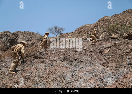 Trainingsbereich in ARTA, Dschibuti (4. Oktober 2015) US-Marines mit dem 15. Marine Expeditionary Unit Praxis patrouillierenden Techniken während einer Wüste überleben und Taktik mit dem Französisch 5. Übersee kombiniert Arme Regiment (RIAOM). Elemente des 15. MEU trainierte mit der 5. RIAOM in Dschibuti zur Verbesserung der Interoperabilität zwischen den MEU und der französischen Armee. (U.S. Marine Corps Foto von Sgt. Steve H. Lopez/freigegeben) 15. MEU Marines Patrouille der Wüste in Dschibuti 151004-M-TJ275-120 Stockfoto