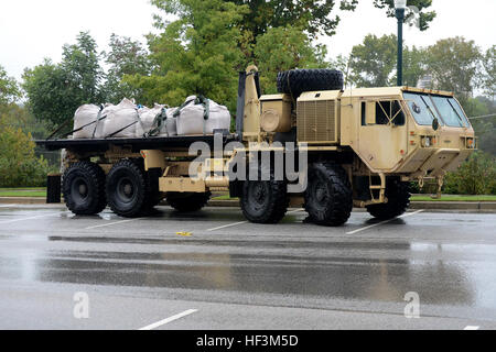 US-Soldaten von Alpha Company, 218. Brigade Support Battalion, South Carolina Army National Guard, liefern Sandsäcke an der Columbia Riverfront Kanal in einer Bemühung, den Kanal verstoßen Deich, 5. Oktober 2015, bei einer landesweiten Flut Reaktion zu reparieren. Der South Carolina National Guard wurde aktiviert, um Zustand und Grafschaft Notfallmanagement Organisationen und lokalen Ersthelfer als historischen Überschwemmungen Auswirkungen Grafschaften landesweiten unterstützen. Derzeit sind mehr als 1.100 Mitglieder der Nationalgarde von South Carolina als Reaktion auf das Hochwasser aktiviert. (U.S. Air National Guard Video von techn. Sgt. Cay Stockfoto