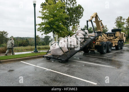 US-Soldaten aus der Alpha Company, 218. Brigade Support Battalion, South Carolina Army National Guard liefern Sandsäcke an die Columbia Riverfront Canal, Columbia, SC, in einer Bemühung, den Kanal verstoßen Deich bei einer landesweiten Flut Reaktion, 5. Oktober 2015 zu reparieren. Der South Carolina National Guard wurde aktiviert, um Zustand und Grafschaft Notfallmanagement Organisationen und lokalen Ersthelfer als historischen Überschwemmungen Auswirkungen Grafschaften landesweiten unterstützen. Derzeit sind mehr als 1.100 Mitglieder der Nationalgarde von South Carolina als Reaktion auf das Hochwasser aktiviert. (U.S. Air National Guard phot Stockfoto