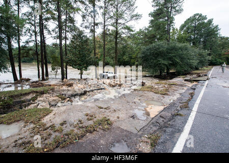 Schaden, der der Wald Hektar Gemeinschaft, Columbia, SC, 5. Oktober 2015 zu überfluten. Der South Carolina National Guard wurde aktiviert, um Zustand und Grafschaft Notfallmanagement Organisationen und lokalen Ersthelfer als historischen Überschwemmungen Auswirkungen Grafschaften landesweiten unterstützen. Derzeit sind mehr als 1.100 Mitglieder der Nationalgarde von South Carolina als Reaktion auf das Hochwasser aktiviert. (U.S. Air National Guard Foto von techn. Sgt. Jorge Intriago/freigegeben) South Carolina National Guard Flut Antwort 151005-Z-XH297-025 Stockfoto