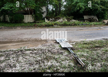 Schaden, der der Wald Hektar Gemeinschaft, Columbia, SC, 5. Oktober 2015 zu überfluten. Der South Carolina National Guard wurde aktiviert, um Zustand und Grafschaft Notfallmanagement Organisationen und lokalen Ersthelfer als historischen Überschwemmungen Auswirkungen Grafschaften landesweiten unterstützen. Derzeit sind mehr als 1.100 Mitglieder der Nationalgarde von South Carolina als Reaktion auf das Hochwasser aktiviert. (U.S. Air National Guard Foto von techn. Sgt. Jorge Intriago/freigegeben) South Carolina National Guard Flut Antwort 151005-Z-XH297-028 Stockfoto