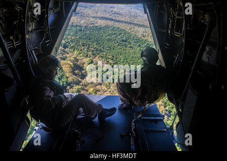 Lance Cpl. Brandon R. Case, links, und Lance Cpl. Joshua A. Carr halten Sie vorsichtig beobachten und kommunizieren mit den Piloten der MV-22 Osprey während der Durchführung einer Landung in Mountain Bereich Ausbildung bei Mt. Fuji, Japan, 9. Oktober 2015. Die Ausbildung vorbereitet der Piloten und Crew für die Strapazen der Betrieb des Flugzeuges in großer Höhe. "Das Flugzeug funktioniert mit weniger Energie und braucht länger, um in großer Höhe, verlangsamen, so dass dies unsere Leistung erhöht", sagte Kapitän Piotr K. Stapor, ein Pilot Fischadler aus Lawrenceville, Georgia. Carr, von Beauregard, Alabama, und Fall von Pensacola, Florida, sind Stockfoto