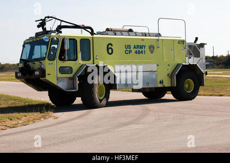 Lt. Ron Brown, Feuerwehrmann Lonnie Triplett, Feuerwehrmann Brett Fontaine und Ingenieur Troy Reime von Fort Hood Feuerwehr beteiligte sich an einer vor-Unfall-Plan mit Soldaten aus Kalifornien Army National Guard 140. Aviation Regiment, 1st Battalion, 40. Combat Aviation Brigade, auf ihren Flugplatz in Fort Hood, Texas, 10. Oktober 2015. Vor-Unfall Pläne sind entscheidend für die Vorbereitung auf einen Unfall, wie einem Hubschrauberabsturz. 40. diese Kabine ist Training für den bevorstehenden Einsatz, Stabilisierungsoperationen im Nahen Osten zu unterstützen. (US Army National Guard Foto/Sgt. Ian M. Kummer/Relea Stockfoto