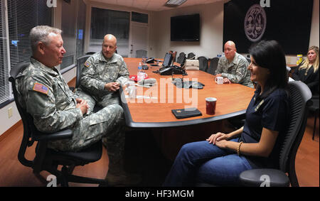 Armee-General Frank Grass, Chef, National Guard Bureau; Armee Generalmajor Robert Livingston, Generaladjutant, South Carolina National Guard und Air Force Chief Master Sgt. Mitchell Brush, eingetragenen Berater, der Chef des National Guard Bureau, sprechen Sie mit South Carolina Gouverneur Nikki Haley während eines Besuchs in der Nationalgarde Antwort zu schweren Überschwemmungen zur Unterstützung der zivilen Behörden, State Emergency Operations Center, West Columbia, SC bewerten , 14. Oktober 2015. Dieses Bild wurde aufgenommen mit einem Handy. (Foto: US Army National Guard Sgt. 1. Klasse Jim Greenhill) (Freigegeben) Süd C Stockfoto