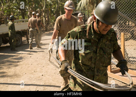 Ground Self-Defense Force Sergeant Japan 1. Klasse Shigehisa Akutsku, rechts, und US Navy Petty Officer 3rd Class John P. Skoblicki tragen Bewehrungsstab während des Trainings Harii Hamutuk 2015 in der Hera-Clinic in Hera, Timor-Leste, 15. Oktober 2015. Diese Übung konzentriert sich auf die Verbesserung der Infrastruktur für die örtliche Gemeinschaft durch Aufgaben wie vertikale Konstruktion, Holz-Rahmen-Konstruktion, Reparaturen an bestehenden Strukturen, Dienstprogramme unterstützen, Verkabelung eine Struktur für Strom und Sanitär Installation. Akutsku aus Ibaraki Präfektur, Japan, ist ein schweres Gerät-Operator mit dem Japa Stockfoto