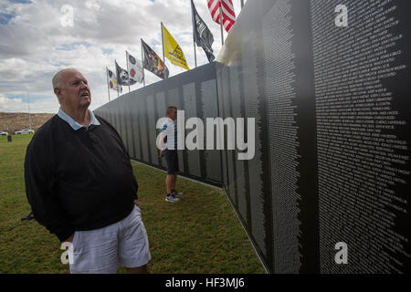 Skip beste, Vietnam-Krieg-Veteran, scannt der amerikanischen Veteranen Reisen Tribut Wand für den Namen eines Freundes in der Stadt Twentynine Palms Gruß an diejenigen dienen, die Feier in der Twentynine Palms Junior High School Tom Nicoll Memorial Stadium, 16. Oktober 2015. Combat Center Marines und Organisationen verbrachten den Tag Interaktion mit der Community und statischen Displays und Information. (Offizielle Marinekorps Foto von Lance Cpl. Levi Schultz/freigegeben) Combat Center verbindet Salute 151016-M-PS017-013 Stockfoto