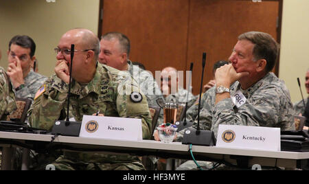 Armee von General Lee Tafanelli, Generaladjutant, Kansas National Guard und Air Force Generalmajor Edward Tonini, Adjutant General, der Kentucky Nationalgarde sind bei der National Guard Bureau Senior Leadership Conference in Colorado Springs, Colorado, 28. Oktober 2015. (Foto: US Army National Guard Master Sgt. Paul Mouilleseaux) (Freigegeben) National Guard Bureau Senior Leadership Conference 151028-Z-LZ234-003 Stockfoto