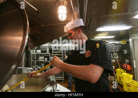 Golf von ADEN (29. Oktober 2015) U.S. Marine CPL Zachary Zottoli reinigt ein Dampfkessel während der Vorbereitung für den Oktober Geburtstag Abendessen an Bord der USS Anchorage (LPD-23).  Zottoli ist ein Food-Service-Spezialist mit Battalion Landing Team 3. Bataillon, 1. Marineregiment, 15. Marine Expeditionary Unit. Marines und Matrosen feiern ihren Geburtstag für den Monat Oktober mit einem Steak und Hummer Schweif Abendessen durch ihre Mitarbeiter Unteroffiziere gedient.  Die 15. MEU, unternahm die Schiffe der Essex amphibische Gruppe bereit, wird bereitgestellt, um die Aufrechterhaltung der regionalen Sicherheit in den USA 5. fliehen Stockfoto