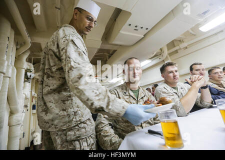 Golf von ADEN (29. Oktober 2015) US Marine Staff Sgt. James Leach, links, dient CPL Andrew Goldhis Mahlzeit der Oktober Geburtstag Abendessen an Bord der USS Anchorage (LPD-23). Lauge ist ein Zug-Sergeant und Gold ist MG-Schütze mit Battalion Landing Team 3. Bataillon, 1. Marineregiment, 15. Marine Expeditionary Unit. Marines und Matrosen feiern ihren Geburtstag für den Monat Oktober mit einem Steak und Hummer Schweif Abendessen durch ihre Mitarbeiter Unteroffiziere gedient. Die 15. MEU, unternahm die Schiffe der Essex amphibische Gruppe bereit, wird bereitgestellt, um die Aufrechterhaltung der regionalen Sicherheit im U Stockfoto