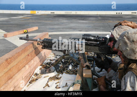 Golf von ADEN (29. Oktober 2015) U.S. Marine CPL. Brandon Galatro feuert ein M240B Maschinengewehr auf dem Flugdeck der amphibischen Transportschiff der Dock USS Anchorage (LPD-23). Galatro ist eine Lieferung Lager Mann mit Bekämpfung der Logistik-Bataillon 15, 15. Marine Expeditionary Unit. Die 15. MEU, unternahm die Schiffe der Essex amphibische Gruppe bereit, wird bereitgestellt, um die Aufrechterhaltung der regionalen Sicherheit in den USA 5. Flotte Einsatzgebiet. (U.S. Marine Corps Foto von Sgt. Steve H. Lopez/freigegeben) US-Marines Schärfe Treffsicherheit 151029-M-TJ275-036 Stockfoto