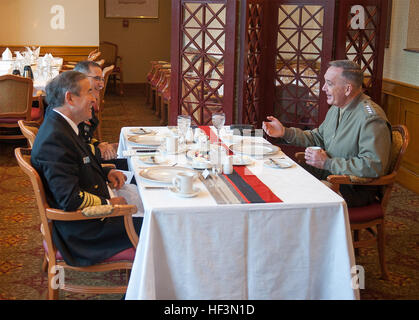 Marine Corps General Joseph F. Dunford Jr., 19. Vorsitzender der Joint Chiefs Of Staff, trifft sich mit US Army General Curtis M. Scaparrotti, Commander, US Forces Korea und U.S. Marine Admiral Harry Harris, Commander, US Pacific Command, in der Dragon Hill Lodge in Yongsan Army Garrison, 1. November 2015. (DoD Foto vom Navy Petty Officer 2. Klasse Dominique A. Pineiro) 19. Vorsitzender der Joint Chiefs besucht Korea 151101-D-PB383-058 Stockfoto