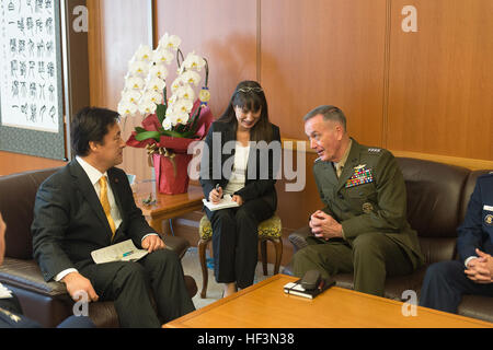 Marine Corps General Joseph F. Dunford Jr., Vorsitzender der Joint Chiefs Of Staff, trifft sich mit staatlichen Minister der Verteidigung Mr Kenji Wakamiya an des Verteidigungsministeriums Japan in Tokio, 4. November 2015. (DoD Foto vom Navy Petty Officer 2. Klasse Dominique A. Pineiro) Gen Dunford trifft sich mit Japan Führer 151104-D-PB383-0082 Stockfoto