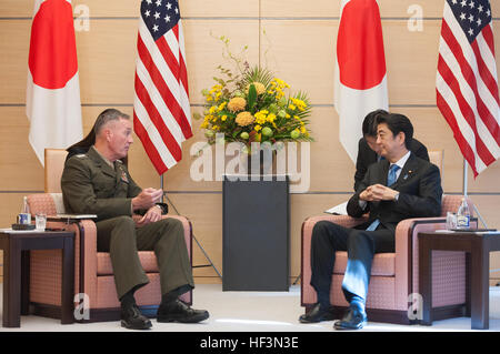 Marine Corps General Joseph F. Dunford Jr., Vorsitzender der Joint Chiefs Of Staff, trifft sich mit dem Premierminister von Japan Shinzō Abe an seinem Amtssitz, der Kantei, in Tokio, 4. November 2015. (DoD Foto vom Navy Petty Officer 2. Klasse Dominique A. Pineiro) Gen Dunford trifft sich mit Japan Führer 151104-D-PB383-0449 Stockfoto