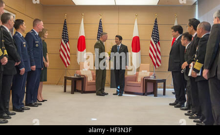 Marine Corps General Joseph F. Dunford Jr., Vorsitzender der Joint Chiefs Of Staff, trifft sich mit dem Premierminister von Japan Shinzō Abe an seinem Amtssitz, der Kantei, in Tokio, 4. November 2015. (DoD Foto vom Navy Petty Officer 2. Klasse Dominique A. Pineiro) Gen Dunford trifft sich mit Japan Führer 151104-D-PB383-0353 Stockfoto