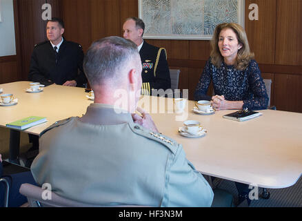 Marine Corps General Joseph F. Dunford Jr., der 19. Vorsitzende der Joint Chiefs Of Staff, trifft sich mit Caroline Kennedy, US-Botschafter in Japan, 3. November 2015. (DoD Foto vom Navy Petty Officer 2. Klasse Dominique A. Pineiro) Gen Dunford besucht Japan 151103-D-PB383-348. Stockfoto