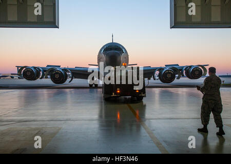 Eine MB-2-Flugzeug-Zugmaschine schleppt eine KC-135R Stratotanker mit der 108. Wing, New Jersey Air National Guard in einen Hangar für eine Post-waschen Schmierung bei Joint Base McGuire-Dix-Lakehurst, New Jersey, 4. November 2015. Die Luftbetankung ermöglicht es Kern aerial Betankung für die United States Air Force. Das Flugzeug, das erhöht die Luftwaffe Fähigkeit, seine Primärmission von Global Reach und Weltmacht zu erreichen, unterstützt auch Luftaufnahmen Betankung, Luftwaffe, Marine, Marine Corps und Flugzeuge der Alliierten Nation. Die KC-135R ist auch in der Lage, den Transport von Abfall und ambulante pat Stockfoto