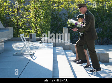 Marine Corps General Joseph F. Dunford Jr., Vorsitzender der Joint Chiefs Of Staff, beteiligt sich an einer Kranzniederlegung Zeremonie am des Verteidigungsministeriums Japan in Tokio, 4. November 2015. (DoD Foto vom Navy Petty Officer 2. Klasse Dominique A. Pineiro) Gen Dunford trifft sich mit Japan Führer 151104-D-PB383-0096 Stockfoto