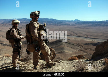 Chief Petty Officer Anthony Geron, Hospital Corpsman, links, und Petty Officer 3rd Class Nicholas Becker, Hospital Corpsman, Ostindien-Kompanie, 3. Bataillon, 4. Marine Regiment zugewiesen von einem Berg Ausschau. Marines und Segler patrouillieren den Berg, um die Höhlen und Verstecke verwendet von den Taliban zu finden. 091125-M-8774P-037 (4149668669) Stockfoto