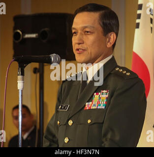 Ground Self-Defense Force in Japan allgemein Kiyofumi Iwata grüßt die Bands aus dem US Marine Corps, US Navy, US Air Force, US-Armee und die Marine der Republik Korea bei einem Empfang 10 November vor Beginn des JSDF Marching Band Festival in Tokio, Japan. Das Festival ist eine Gelegenheit für Bands aus verschiedenen Ländern und Kulturen zusammen ausführen, um Anleihen durch Austausch von Musik und militärische Kultur erhöhen. Iwata ist der Chief Of Staff für die japanische Ground Self-Defense Force. (Foto: U.S. Marine Corps CPL William Hester) Gen Kiyofumi Iwata 2015-11-12 Stockfoto