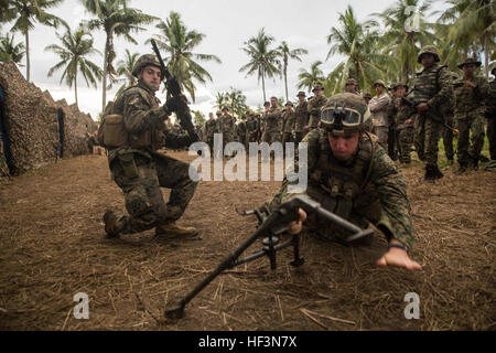 TANDUO Strand, Malaysia (10. November 2015) U.S. Marines Lance Cpl. Jesse Haynes, links, und Lance Cpl. Nicolas Biglione demonstrieren das M240B Maschinengewehr malaysischen Soldaten während Malaysia-United Staaten amphibische Übung 2015 in Betrieb. Haynes und Biglione sind beide Maschine "Gunners" mit Kilo Company, Battalion Landing Team 3. Bataillon, 1. Marineregiment, 15. Marine Expeditionary Unit. Während MALUS AMPHEX 15 ausgetauscht Marines mit den 15. MEU und malaysische Soldaten Infanterie Waffe Fähigkeiten und Taktiken. Der Zweck der Übung war, die militärische Zusammenarbeit im plan Stockfoto