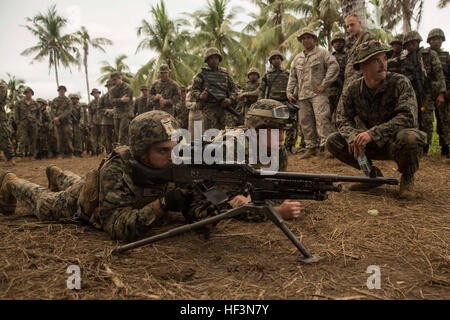 TANDUO Strand, Malaysia (10. November 2015) U.S. Marines Lance Cpl. Jesse Haynes, links, und Lance Cpl. Nicolas Biglione, Center und CPL. Hans Windahl demonstrieren das M240B Maschinengewehr malaysischen Soldaten während Malaysia-United Staaten amphibische Übung 2015 in Betrieb. Windahl ist ein Maschinengewehr-Squad-Leader mit Kilo Company, Battalion Landing Team 3. Bataillon, 1. Marineregiment, 15. Marine Expeditionary Unit. Haynes und Biglione sind beide Maschine "Gunners" mit Kilo Co., BLT 3/1. Marines mit der 15. MEU und malaysische Soldaten ausgetauscht Infanterie Waffe während MALUS AMPHEX 15 1zigartigen Stockfoto