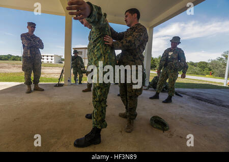 TUTONG, Brunei (11. November 2015) U.S. Marine CPL. Timothy Costello weist US-Marines und Soldaten mit der Royal Brunei Land-Kraft auf Suchprozeduren während kombiniert flott Bereitschaft und Ausbildung - Brunei-2015. Costello ist ein Offizier der Militärpolizei mit bekämpfen Logistik-Bataillon 15, 15. Marine Expeditionary Unit. Elemente der 15. MEU Marines sind an Land in Brunei, Tag und Nacht Training in einem städtischen Umfeld durchzuführen und zur Verbesserung der Interoperabilität und Partnerschaft zwischen den USA und Brunei. Die 15. MEU ist derzeit in der Indo-Asien-Pazifik-Region zur Förderung regionaler St bereitgestellt. Stockfoto