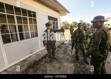 TUTONG, Brunei (11. November 2015) US Marine 1st Lt. Hunter Harrison weist US-Marines und Soldaten mit der Royal Brunei Land-Kraft auf Gefahrenzone Kreuzung während einer kombiniert flott Bereitschaft und Training - Brunei-2015.  Harrison ist ein Zugführer mit Ostindien-Kompanie, Battalion Landing Team 3. Bataillon, 1. Marineregiment, 15. Marine Expeditionary Unit. Elemente der 15. MEU Marines sind an Land in Brunei, Tag und Nacht Training in einem städtischen Umfeld durchzuführen und zur Verbesserung der Interoperabilität und Partnerschaft zwischen den USA und Brunei. Die 15. MEU ist derzeit in der bereitgestellt. Stockfoto