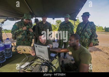 TUTONG, Brunei (11. November 2015) U.S. Marine CPL. Mark Weatherspoon, Recht, demonstriert die Möglichkeiten der Raven kleinen unbemannten Soldaten vom 3. Bataillon, Royal Brunei Land-Kräfte während kombiniert flott Bereitschaft und Ausbildung - Brunei-2015. Weatherspoon ist ein Schütze mit Battalion Landing Team 3. Bataillon, 1. Marineregiment, 15. Marine Expeditionary Unit. Elemente der 15. MEU Marines sind an Land in Brunei, Tag und Nacht Training in einem städtischen Umfeld durchzuführen und zur Verbesserung der Interoperabilität und Partnerschaft zwischen den USA und Brunei. Die 15. MEU ist aktuell Stockfoto