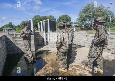 TUTONG, Brunei (11. November 2015) U.S. Marine CPL Robert Aguilera, links, Marines auf Verletzung während kombiniert flott Bereitschaft und Training - Brunei 2015 beauftragt. Aguilera ist Blei Breacher mit der 15. Marine Expeditionary Unit Force Reconnaissance Detachment. Elemente der 15. MEU Marines sind an Land in Brunei, Tag und Nacht Training in einem städtischen Umfeld durchzuführen und zur Verbesserung der Interoperabilität und Partnerschaft zwischen den USA und Brunei. Die 15. MEU ist derzeit im Einsatz in der Indo-Asien-Pazifik-Region zur Förderung regionaler Stabilität und Sicherheit in den USA 7. Flotte Bereich Op Stockfoto