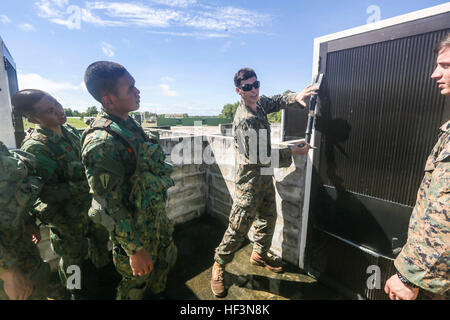 TUTONG, Brunei (11. November 2015) U.S. Marine CPL. Kyle Black teilt dagegen verstößt Techniken mit Soldaten aus dem 3. Bataillon, Royal Brunei Land-Kräfte während kombiniert flott Bereitschaft und Ausbildung - Brunei-2015. Schwarz ist ein Team Breacher mit der 15. Marine Expeditionary Unit Force Reconnaissance Detachment. Elemente der 15. MEU Marines sind an Land in Brunei, Tag und Nacht Training in einem städtischen Umfeld durchzuführen und zur Verbesserung der Interoperabilität und Partnerschaft zwischen den USA und Brunei. Die 15. MEU ist derzeit in der Indo-Asien-Pazifik-Region zur Förderung regionaler Stabilität und Se bereitgestellt. Stockfoto