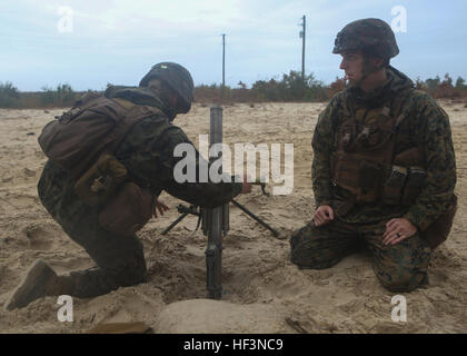 Marines mit 3. Bataillon, 6. Marineregiments Anpassarbeiten Feuer Richtung 60mm Mörser während vielfältige Leben Heißausbildung in Camp Lejeune, North Carolina, 19. November 2015. Trotz starken Regenfällen und Wind absolvierte die Marines Mörser schießen um zu halten und verfeinern Sie ihre Fähigkeiten mit dem Waffensystem und beweisen, dass sie eine Feuer-Mission unter allen Bedingungen abgeschlossen werden konnte. (Foto: U.S. Marine Corps von CPL. Michelle Reif/freigegeben) 3-6 Brände Mörser Regen oder Sonnenschein 151119-M-DT430-002 Stockfoto