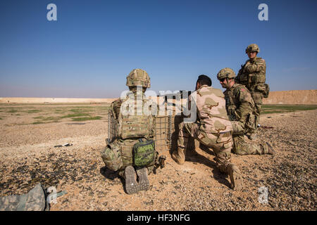 Königliche dänische Armee Soldaten 1st Lt. Kristine und Sgt. 1. Klasse Martin, beide mit dem Bau partner Kapazität (BPC) Mission Unterstützung kombiniert Joint Task Force - Betrieb verbundenen lösen (CJTF-OIR), ein irakischer Soldat mit dem 3. Bataillon, 75. Brigade, 7. irakische Armee-Division, feuern ein M240B Maschinengewehr auf Al Asad Air Base, Irak, 29. November 2015 beobachtet. Al Asad ist einer der vier Standorte der CJTF-OIR BPC Mission unterstützen. Ausbildung an der BPC-Standorten konzentriert sich auf grundlegende Kampftechniken und beinhaltet: militärische Taktik, Einweisung in Führung, Ethik, das Gesetz des Krieges, landen Navigation, Schlachtfeld m Stockfoto