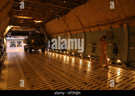 Ein Michigan Army National Gardist, 1st BN., 182th FA Regt. zugewiesen wird in einer Lockheed C-5 Galaxy für ein Gurt Luftbrücke, bis US Central Command Dez. 3 vom Silas L. Copeland an-/Abreise Air Control Gruppe Flugplatz hier geführt. 1-182 FA Ausrüstung gebunden für Theater 151203-Z-RD023-086 Stockfoto