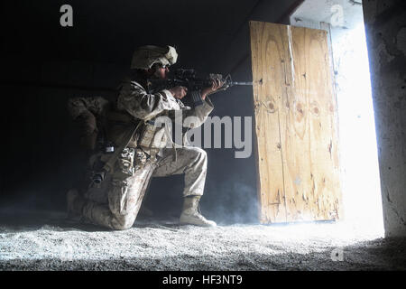Ein Marine mit 2. Bataillon, 7. Marine-Regiment, 1. Marine-Division, unterdrückt Feuer während des mechanisierten Angriffsteils einer Marinekorps Combat Readiness Übung in Twentynine Palms, Kalifornien, und bewertet die Leistung der Einheit für die Einsatzvorbereitung. Stockfoto