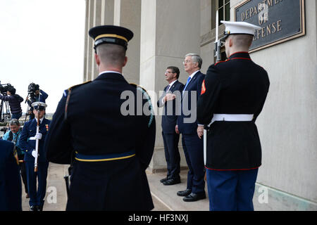 US-Verteidigungsminister Ash Carter macht Ehrungen während der erweiterten Ehre Cordon des britischen Staatssekretär für Verteidigung Michael Fallon ins Pentagon am Pentagon Fluss Eingang begrüßen. Nach einem bilateralen Treffen führen sie eine gemeinsame Pressekonferenz im Pentagon Besprechungsraum 11. Dezember 2015. (DoD Foto von US Armee Sgt. 1. Klasse Clydell Kinchen/freigegeben) US-Verteidigungsminister macht ehrt, während eine erhöhte Ehre Cordon begrüßen der britische Staatssekretär für Verteidigung Michael Fallon 151211-D-LN567-115 Stockfoto