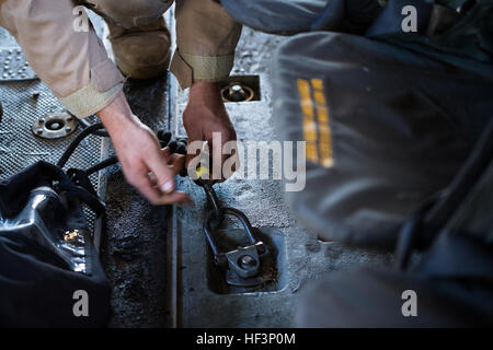 Ein Marine des 1. Bataillons, 8. Marine-Regiment, bereitet ein Seil für das Helikopterseil-Aufhängungstraining in der Nähe der Marine Corps Air Station New River, North Carolina vor, das mit dem 2. Recon Battalion und der Marine Heavy Helicopter Squadron 461 durchgeführt wird. Stockfoto